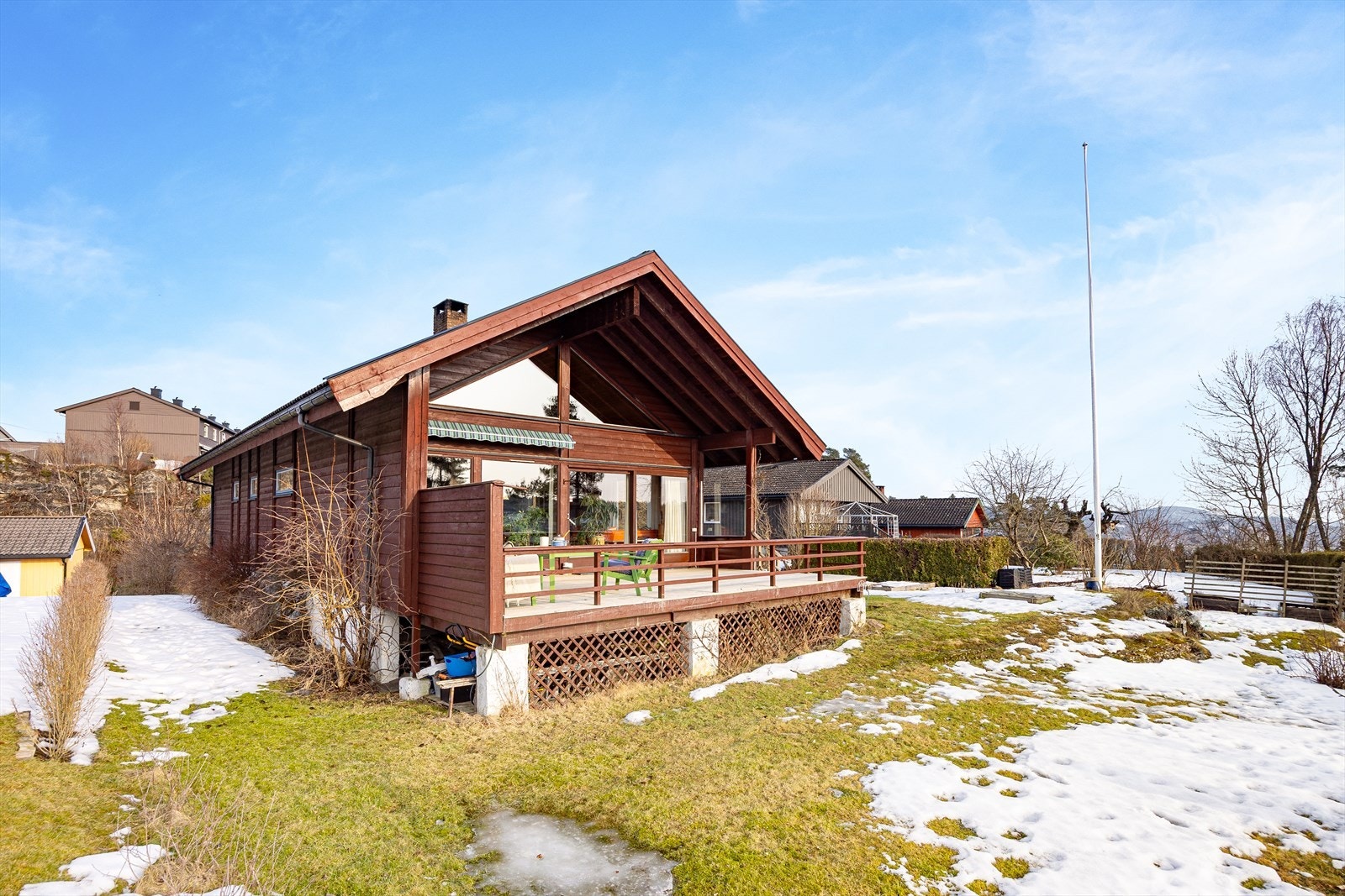 Nydelig og solrik tomt på 1 077,6 kvm som er rikt beplantet og opparbeidet rundt hele boligen. Galleribilde