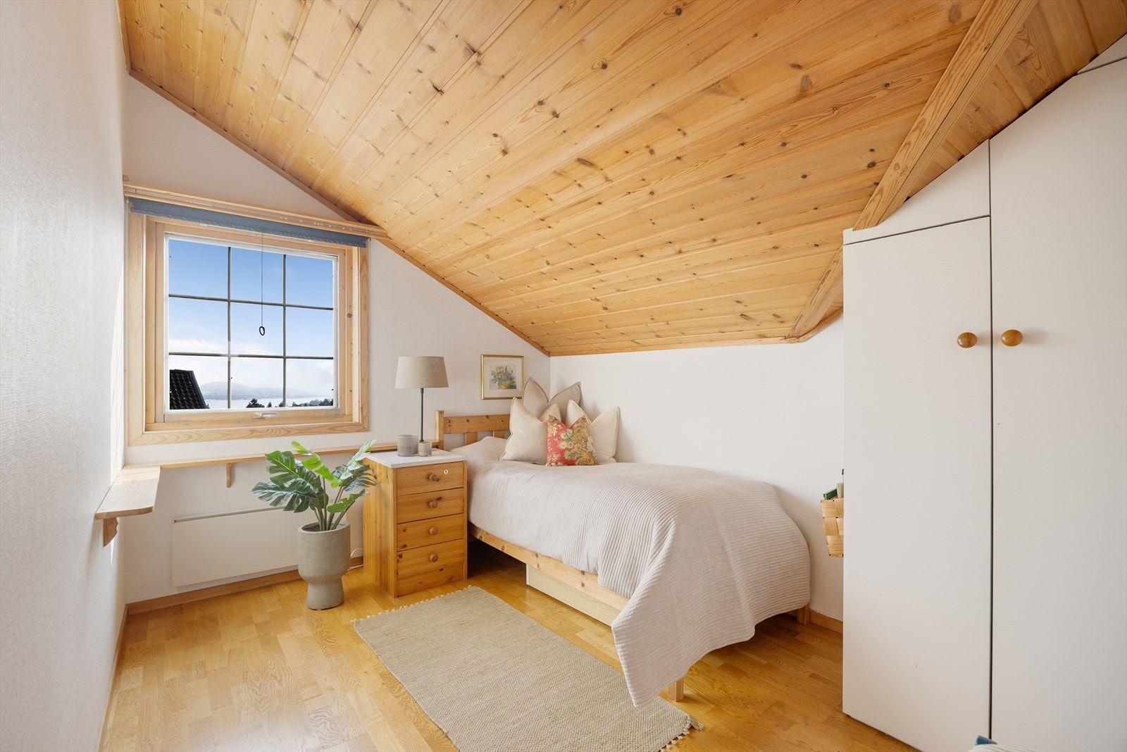 Begge soverommene har plassbygde skap for klesoppbevaring. Galleribilde