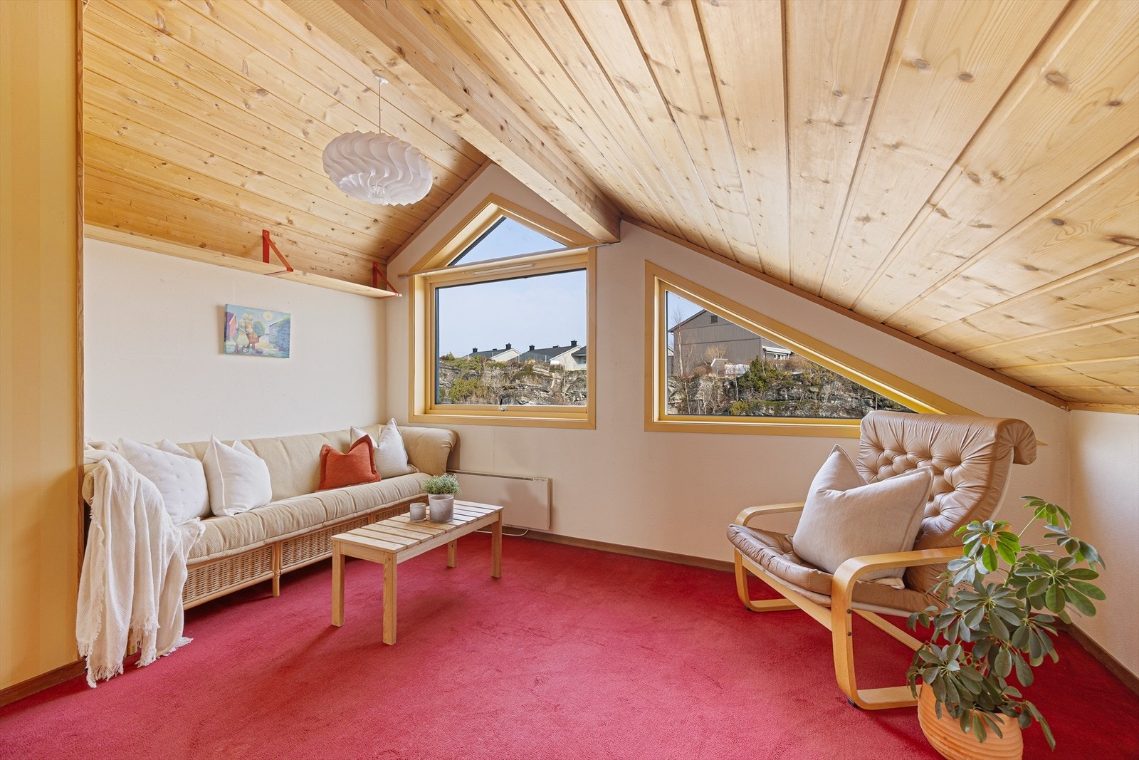 Lys og hyggelig loftstue med fin plass for møblering. Galleribilde