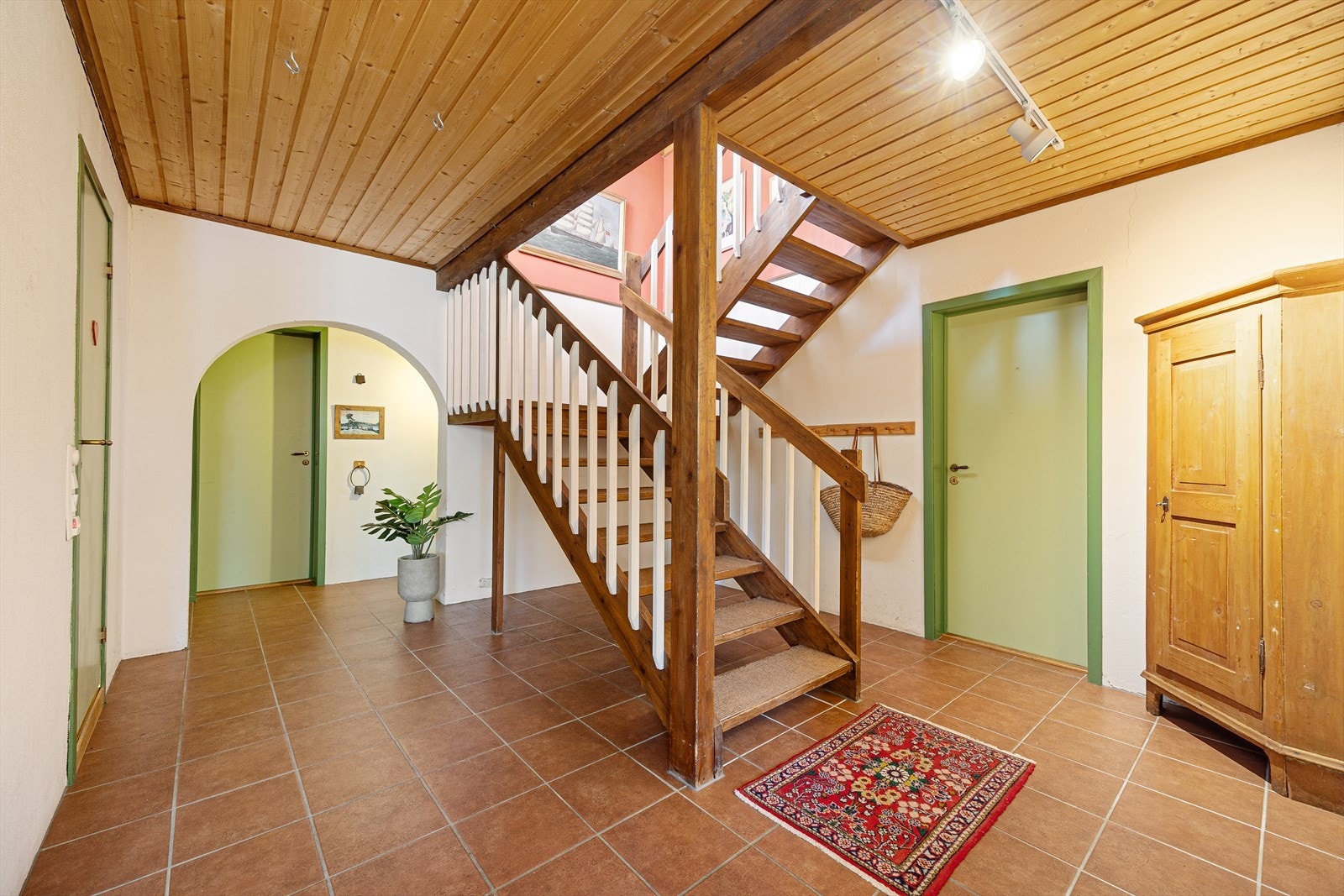 Videre er det inn i trappegang hvor det er vinkeltrapp opp til hovedetasjen. Galleribilde