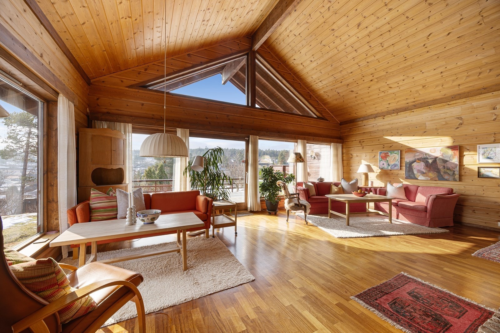 Vinduene slipper rikelig med naturlig lys inn og det er flott utsyn mot nærområdet. Galleribilde