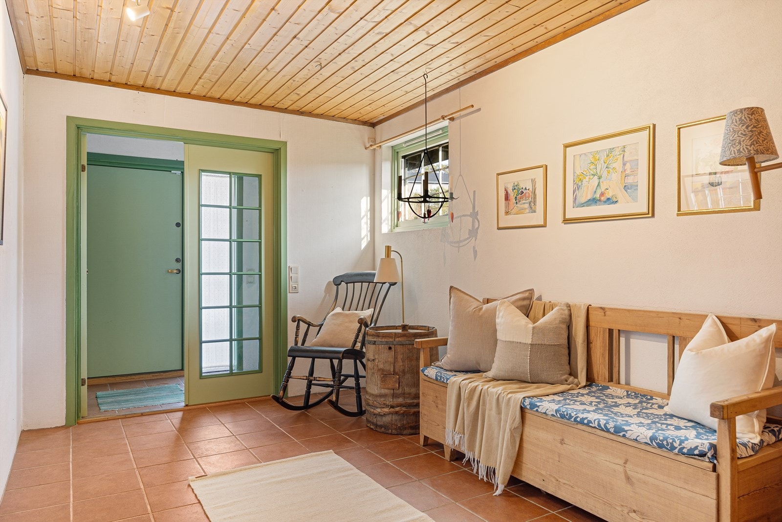 Fra vindfang kommer du inn i en romslig hall hvor det er god plass for sko og yttertøy. Galleribilde