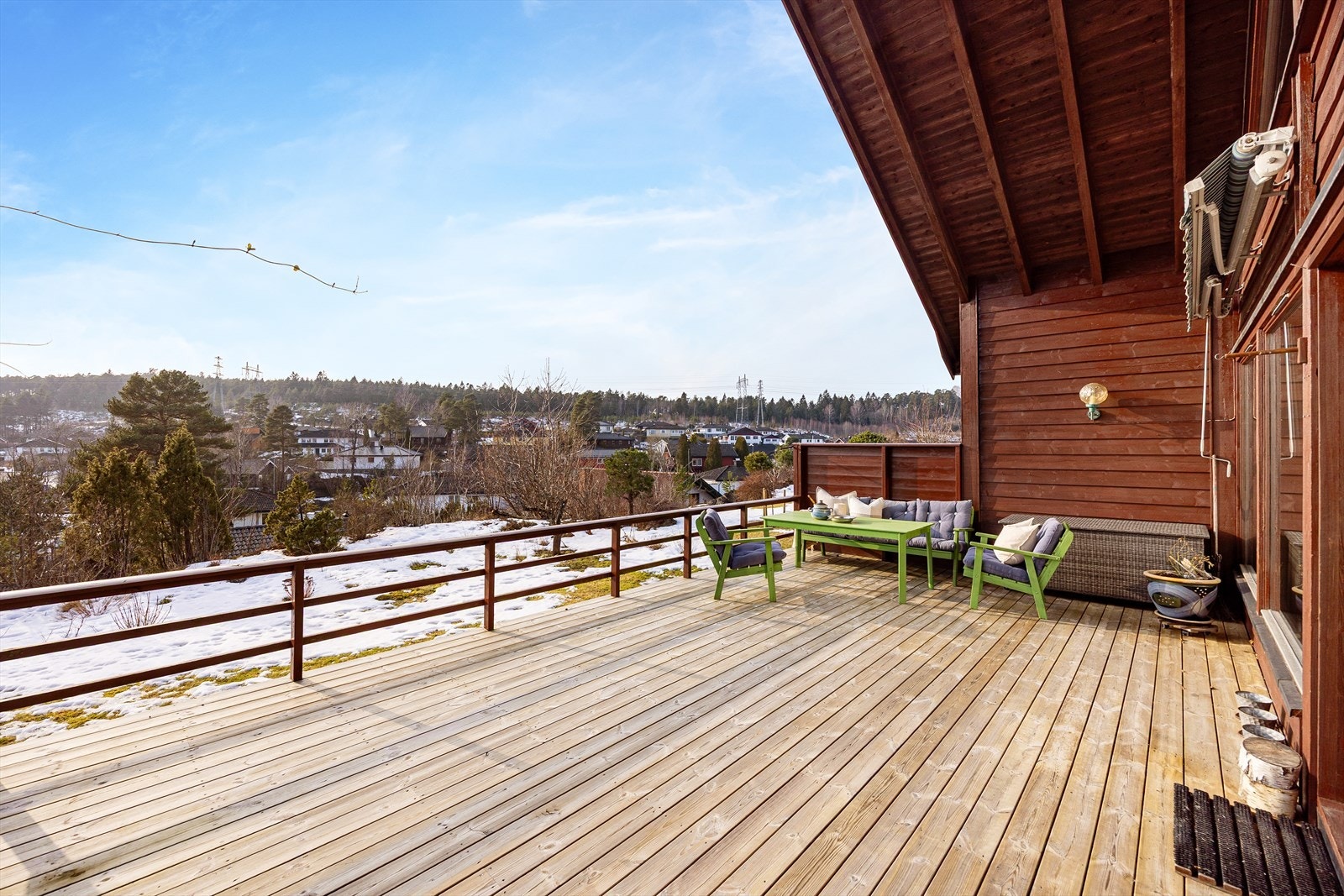 Eiendommen ligger fint til i et meget populært boligområde på Hovet, med gode solforhold og nydelig utsikt over nærområdene. Galleribilde