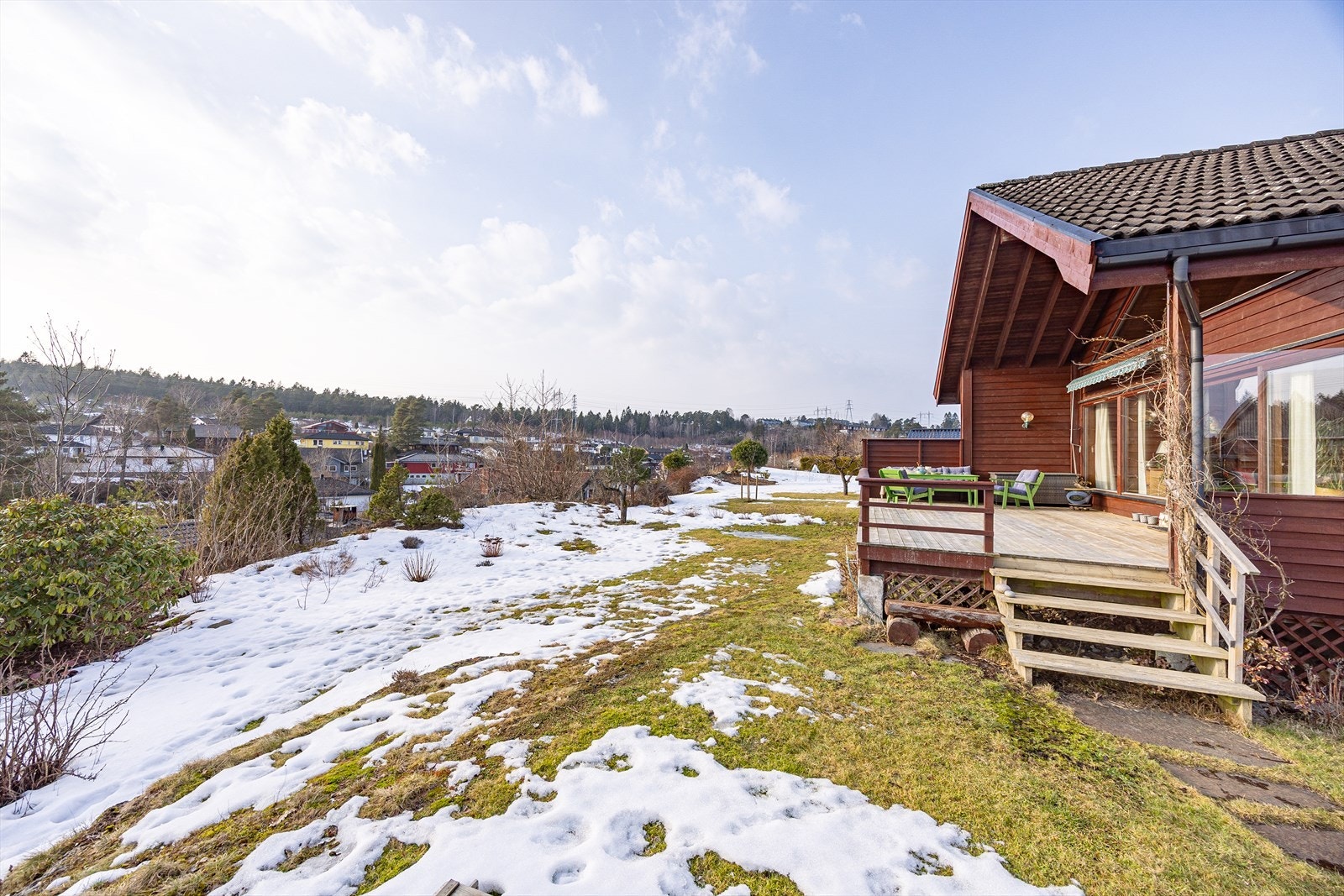 Hage både foran og bak boligen er av god størrelse med rikelig boltreplass for store og små, perfekt for lek og aktiviteter. Galleribilde