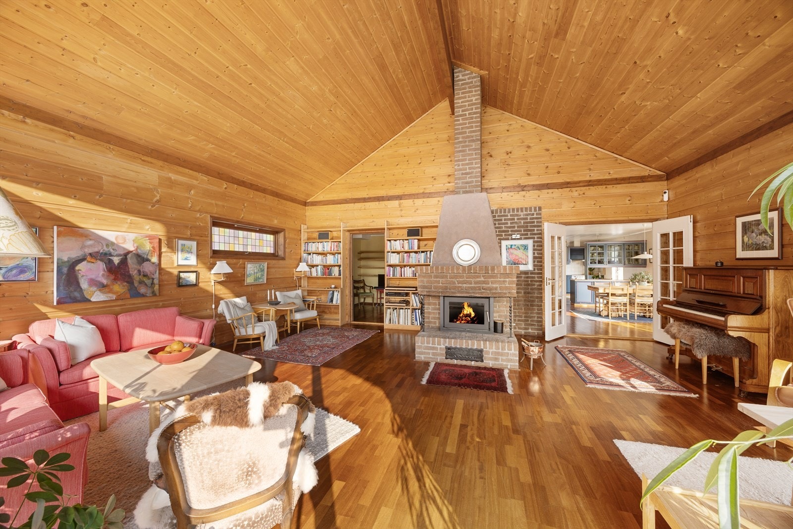 Boligen har en god og gjennomtenkt romfordeling over tre plan og effektiv planløsning som gir fullt utbytte av de 303 kvadratmeterne, samtidig som den gir skjermede oppholdssoner. Galleribilde