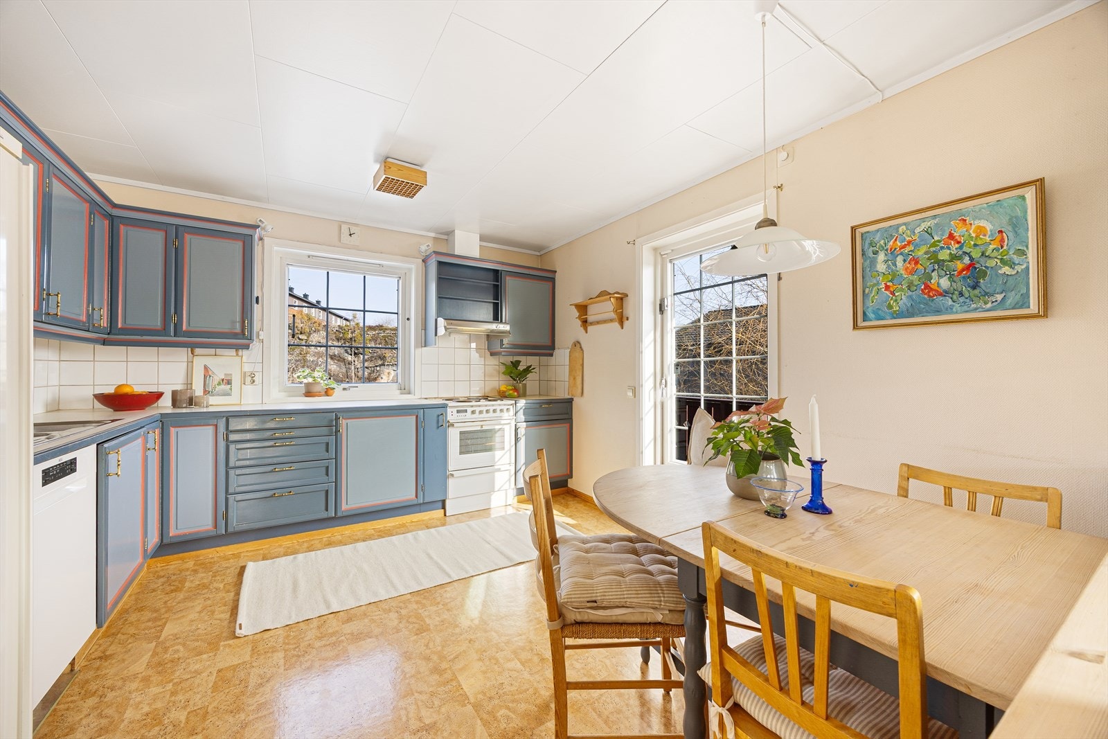 Kjøkkenet har innredning fra Norema med profilerte fronter og laminerte benkeplate, samt heltre benkeplate. Over stekesone er det ventilator med avtrekk ut. Galleribilde