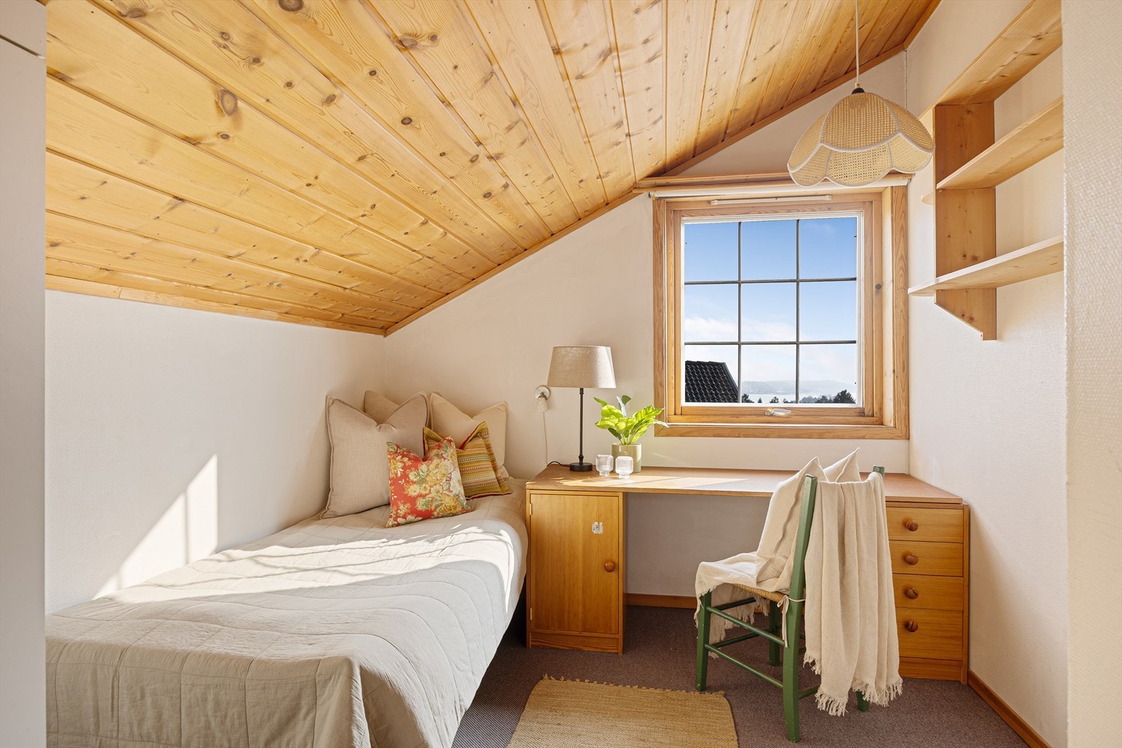 Boligen har to lyse og pene soverom i loftetasjen. Galleribilde