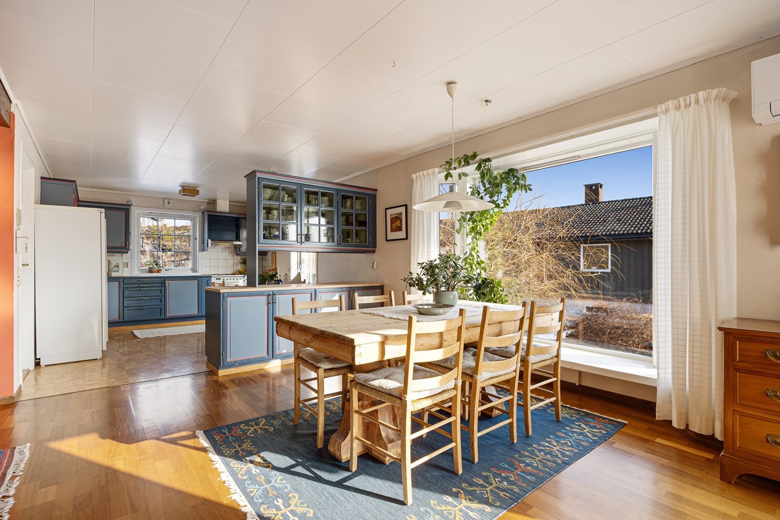 Pent kjøkken av god størrelse, med svært romslig spiseplass og vindusflater som slipper inn godt med naturlig lys. Galleribilde