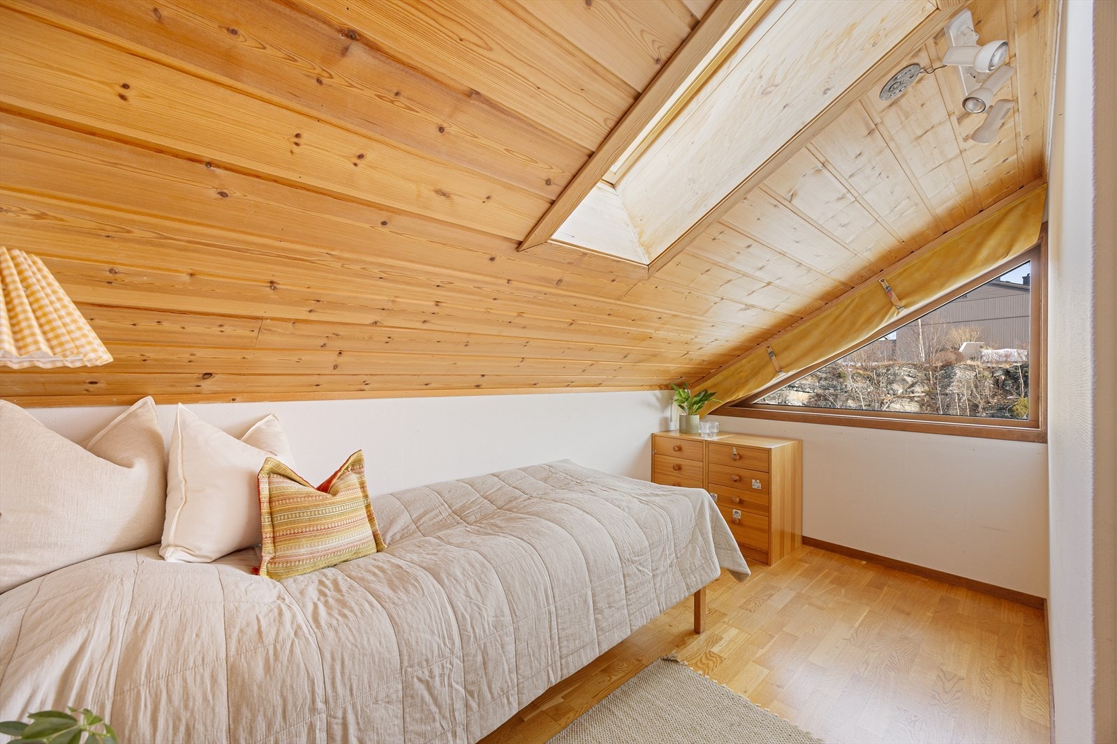 Det tredje soverommet på loft, og del av loftstuen, er innredet og omgjort uten at dette er søkt om og uten at nødvendig godkjennelse er gitt av kommunen. Galleribilde