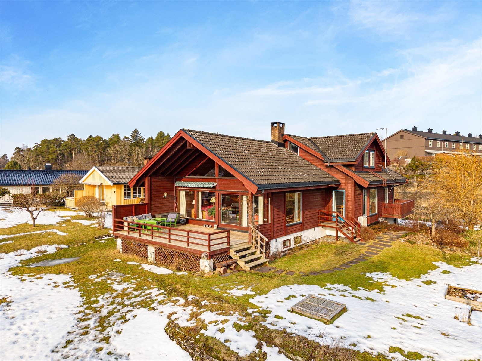 Meget innholdsrik og solid familiebolig med god planløsning, moderne uttrykk og rikelig med vindusflater. Galleribilde