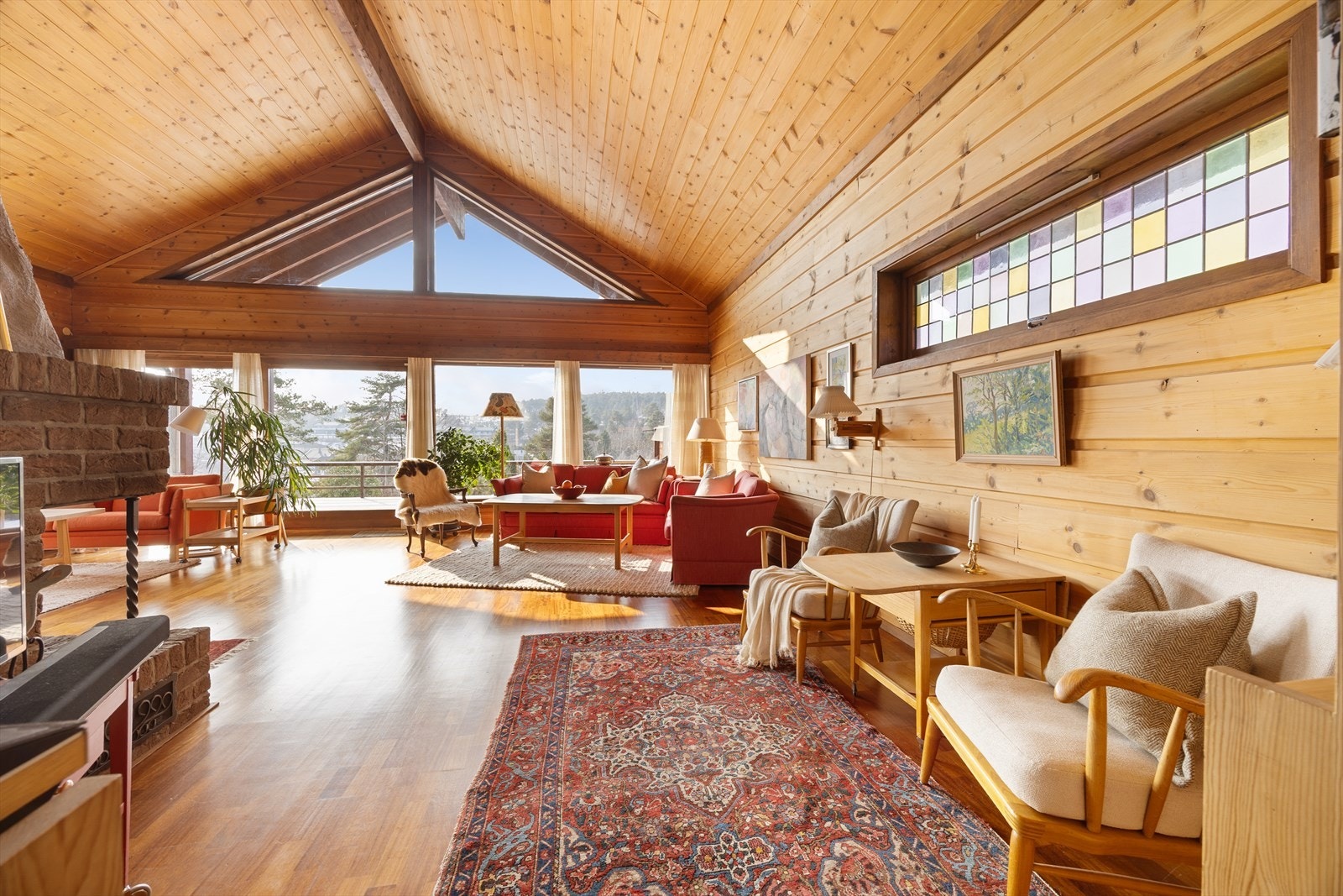 I stuen er det en koselig, åpen peis for lun varme vinterstid. Galleribilde