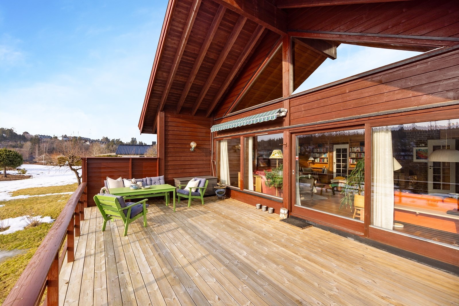 Boligen har flotte uteplasser hvor familie og venner kan samles i sommer. Galleribilde