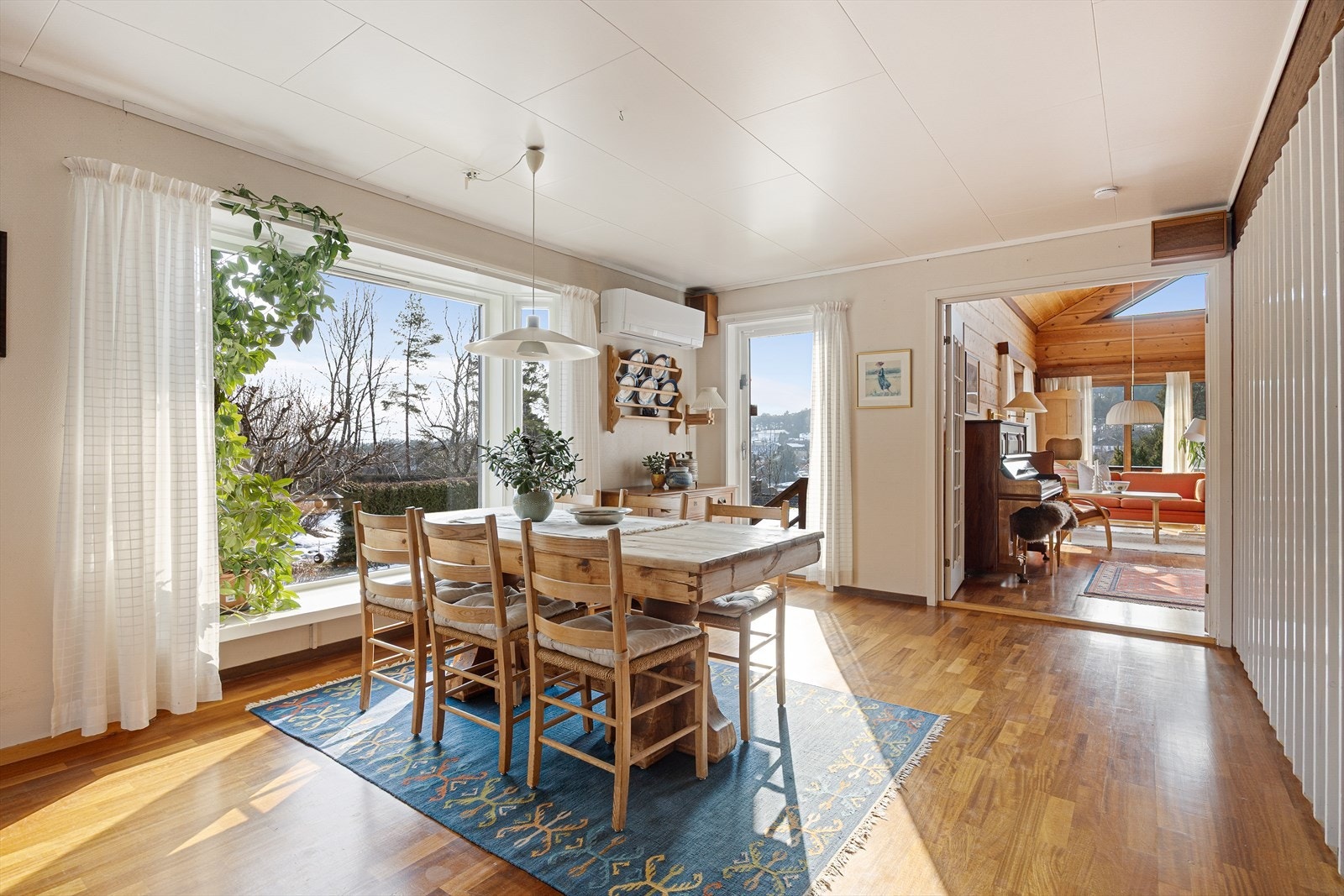 Fra spiseplassen er det egen utgang, med trapp ned til hagen. Galleribilde