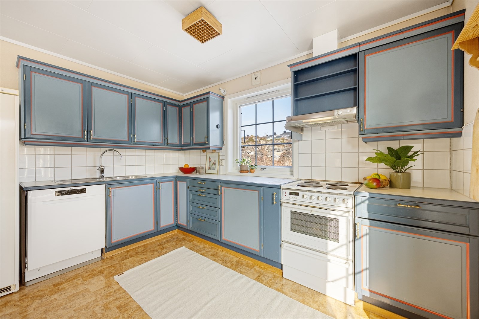 Her er det god skap- og benkeplass. Galleribilde