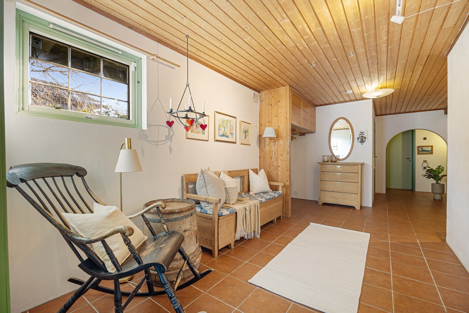 I hallen er det i tillegg etablere en plassbygd garderobeløsning med skap og heng. Galleribilde