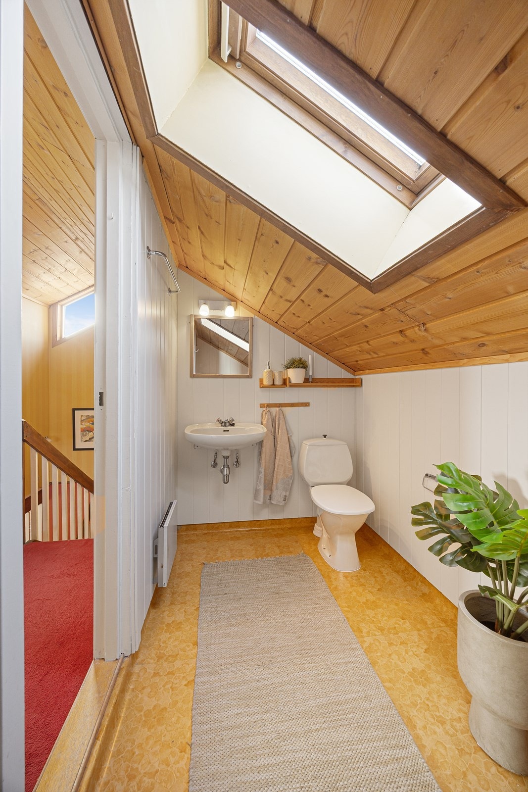 Toalettrommet er innredet med toalett og vegghengt vask. Galleribilde