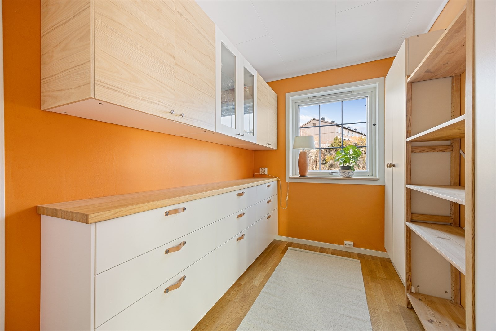 Hovedsoverommet har egen inngang til badet, og adkomst til en praktisk bod/arbeidsrom med god skap, skuff- og hylleplass. Galleribilde