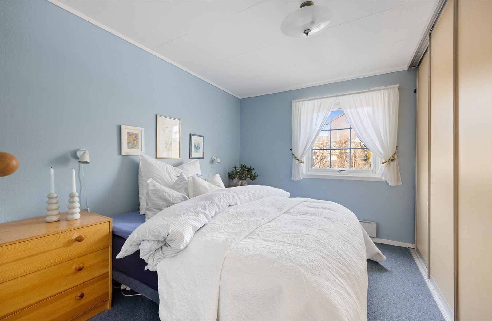 Hovedsoverommet har plass til dobbeltseng og innehar en romslig skyvedørsgarderobe. Galleribilde