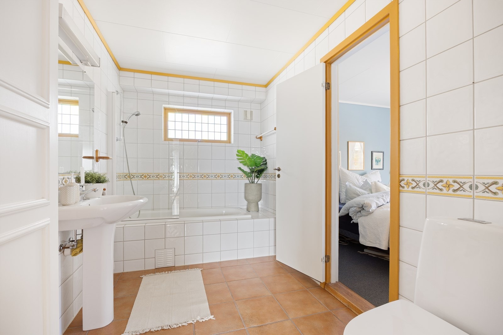 Lyst og pent, helfliset bad med varmekabler i gulv. Galleribilde