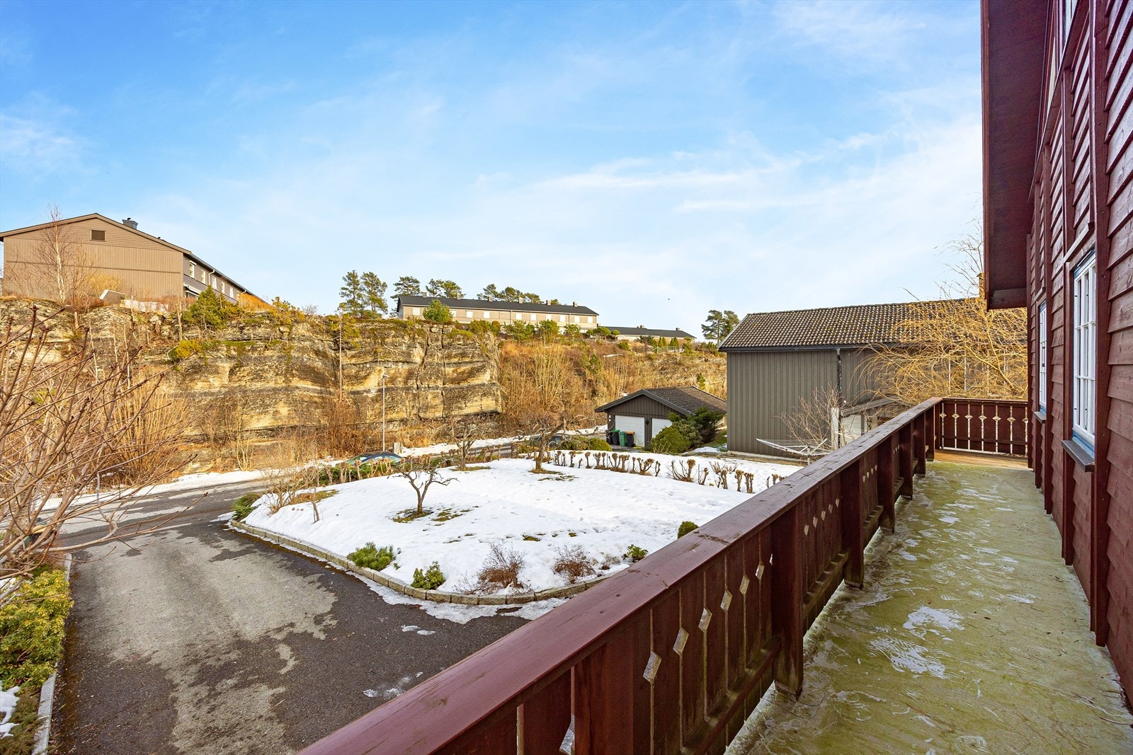 Boligen har en fin veranda som strekker seg fra utgang kjøkken og langs hele fremsiden av boligen. Galleribilde