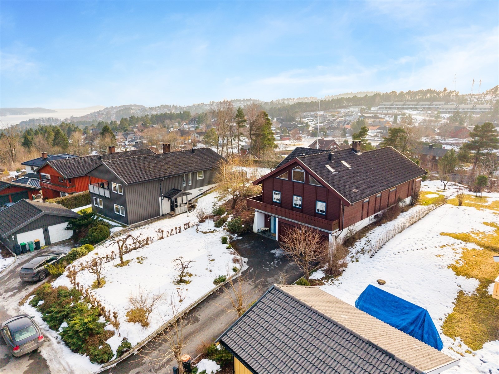 Fra boligen er det kort avstand til skole, nærbutikk, barnehage, idrettslag med blant annet fotball, friidrett og turnaktiviteter mm. Galleribilde