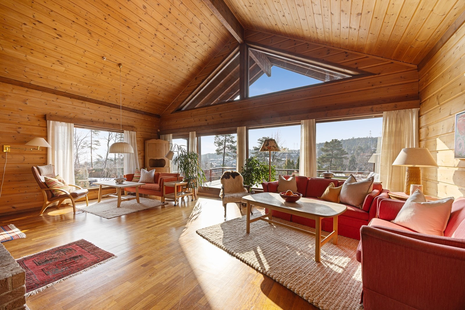 Romslig og delikat stue med fantastisk takhøyde og store vindusflater, noe som gir en luftig romfølelse. Galleribilde