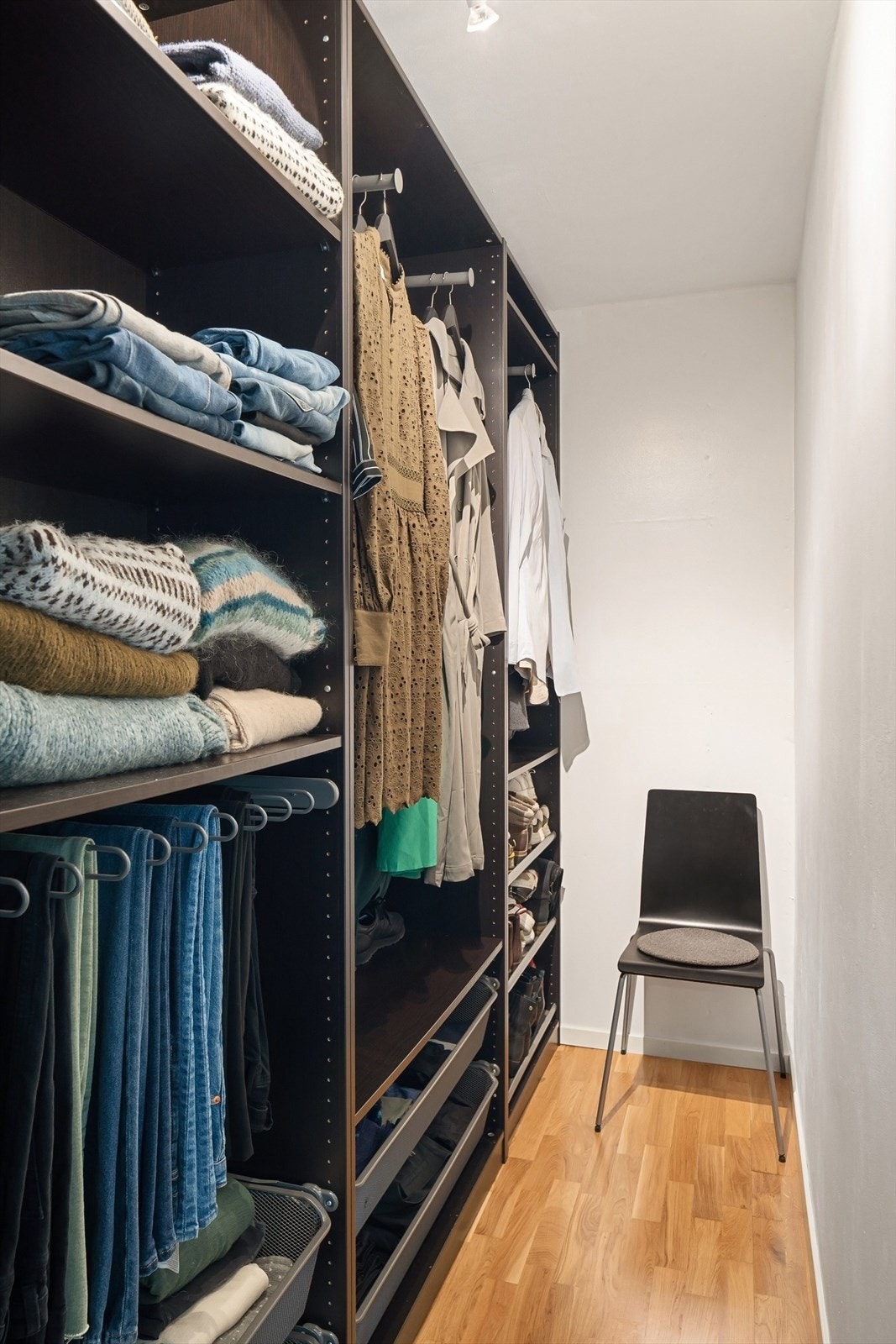 Praktisk walk-in closet med god plass og innebygd skapløsning. Galleribilde