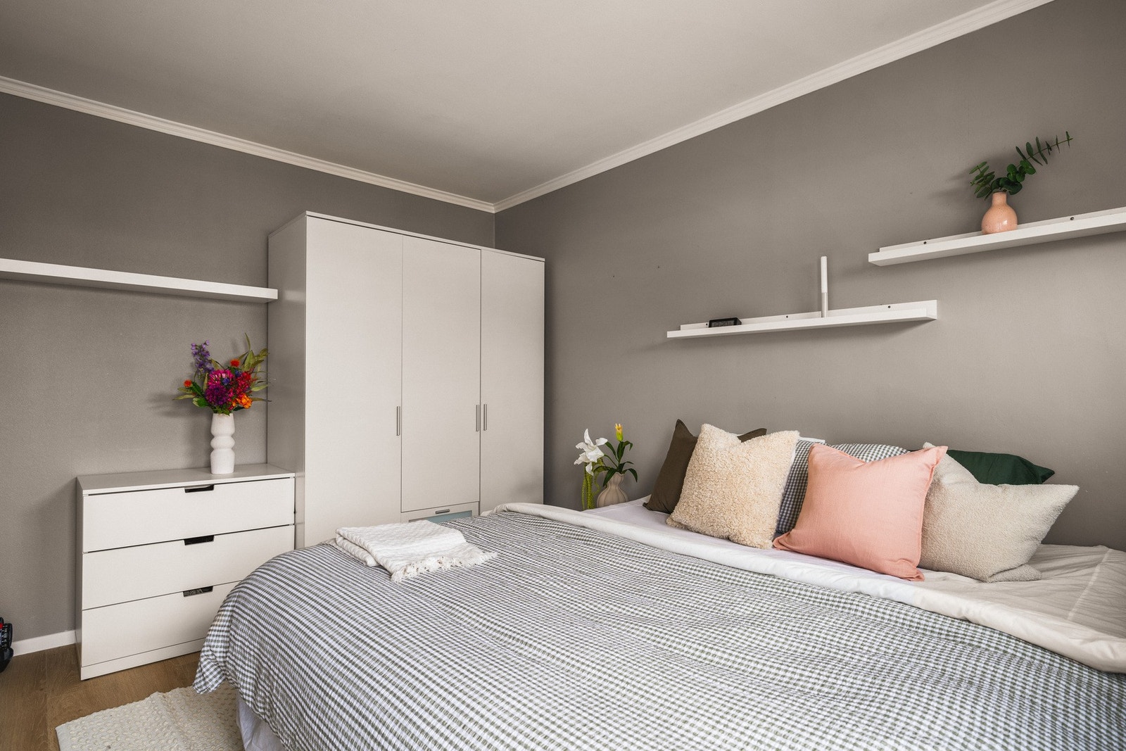 Leiligheten byr på tre gode soverom på henholdsvis 11,6 m², 7,5 m² og 13,6 m². Galleribilde