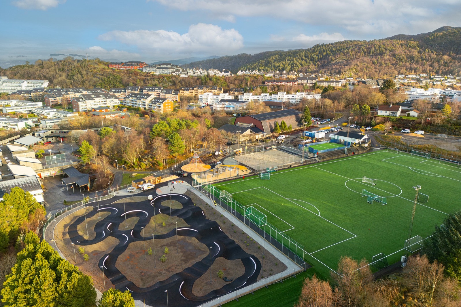 Nærområdet har gode kollektivforbindelser, med busstoppet Olsvikåsen som ligger tre minutters gange fra boligen. Herfra går busslinje 24, 40, 40E og 49 med hyppige avganger mot sentrum og nærliggende bydeler. Galleribilde