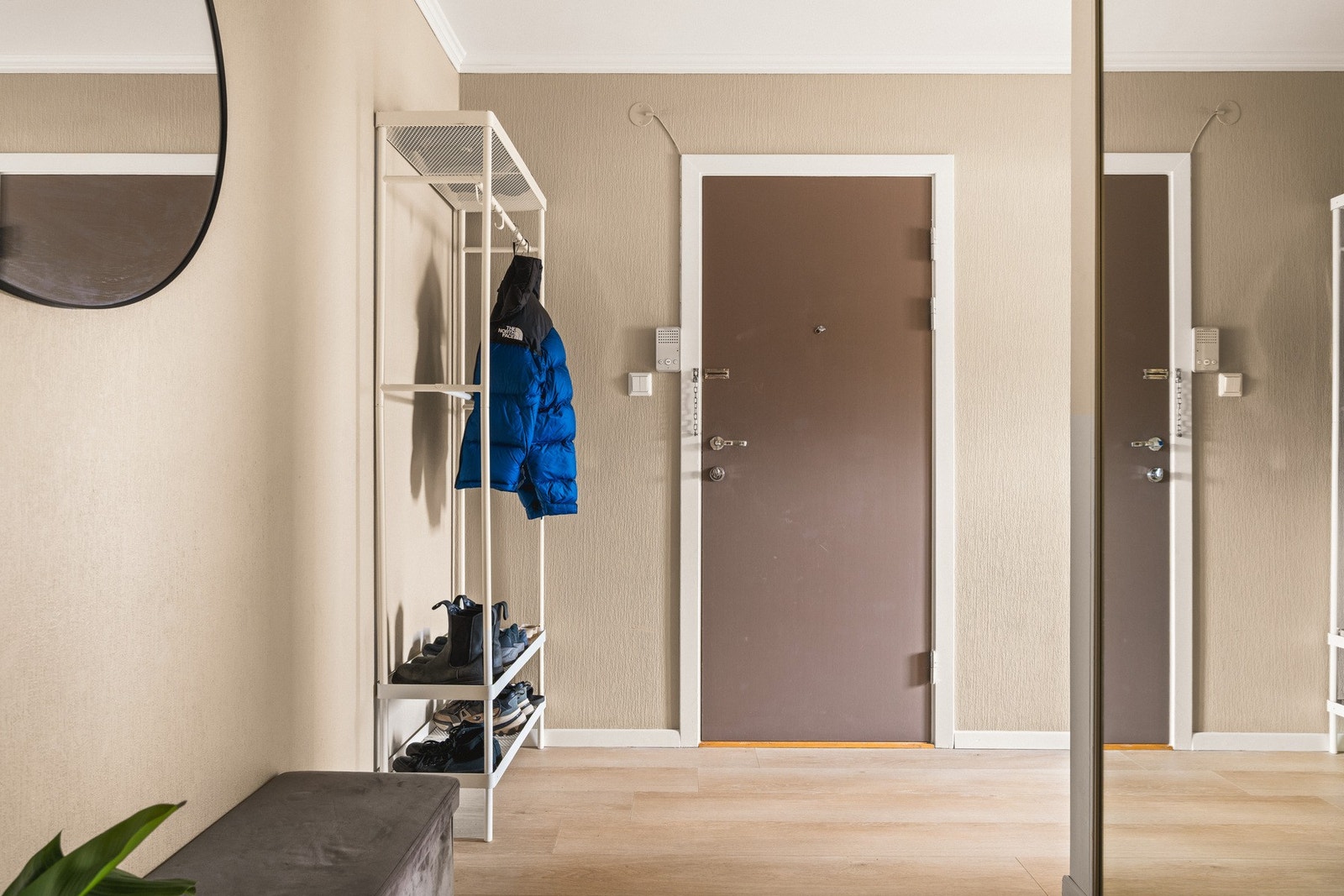 Førsteinntrykket er en lys og romslig entré på 8,9 m². Galleribilde