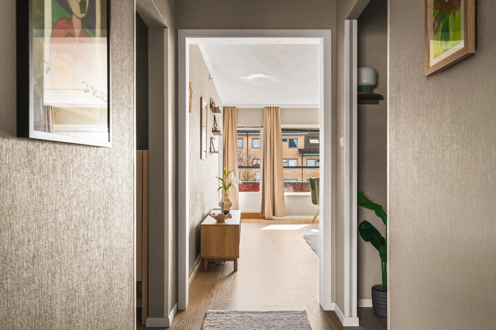 En gang på 3,2 m² leder deg videre inn i stuen. Galleribilde