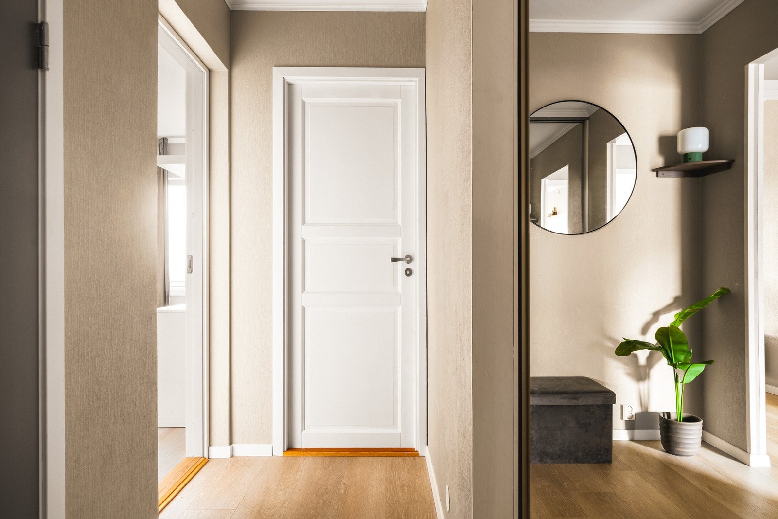 Her har du god plass til å henge fra deg yttertøy og sko i et praktisk garderobeskap. Galleribilde