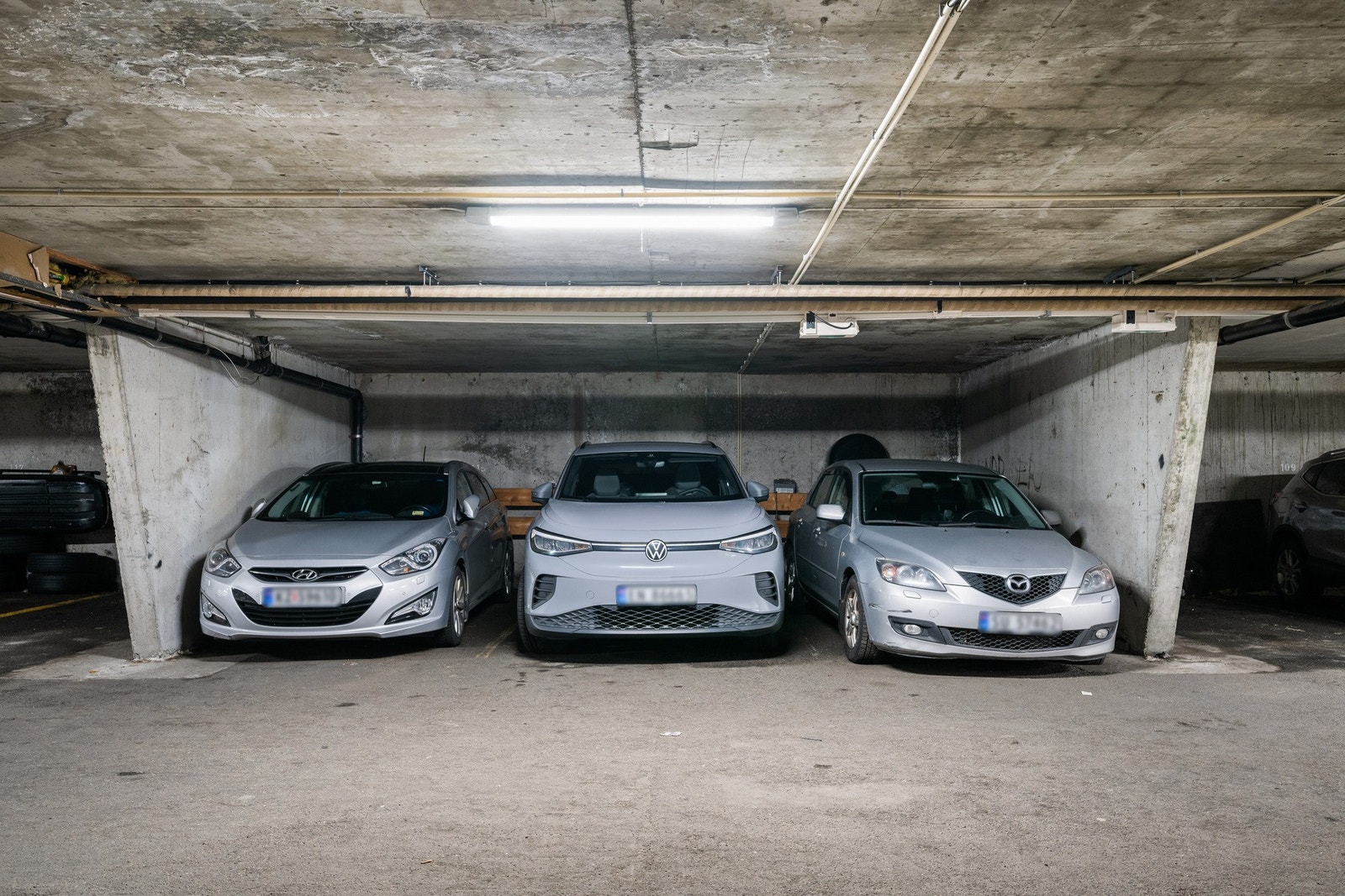 Parkering i garasje. Galleribilde