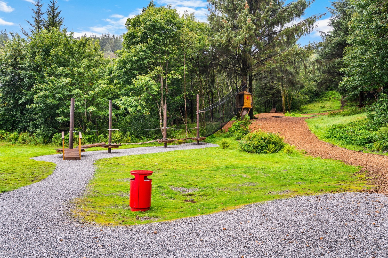 Her finner en også idrettsplass med fotballbane og idrettshall, hvor Olsvik IL holder til. Ved Rishaugen ligger Brønndalen friområde, med akebakke, fellesgrill, nye klatreløyper, trehytter og zipline. Galleribilde