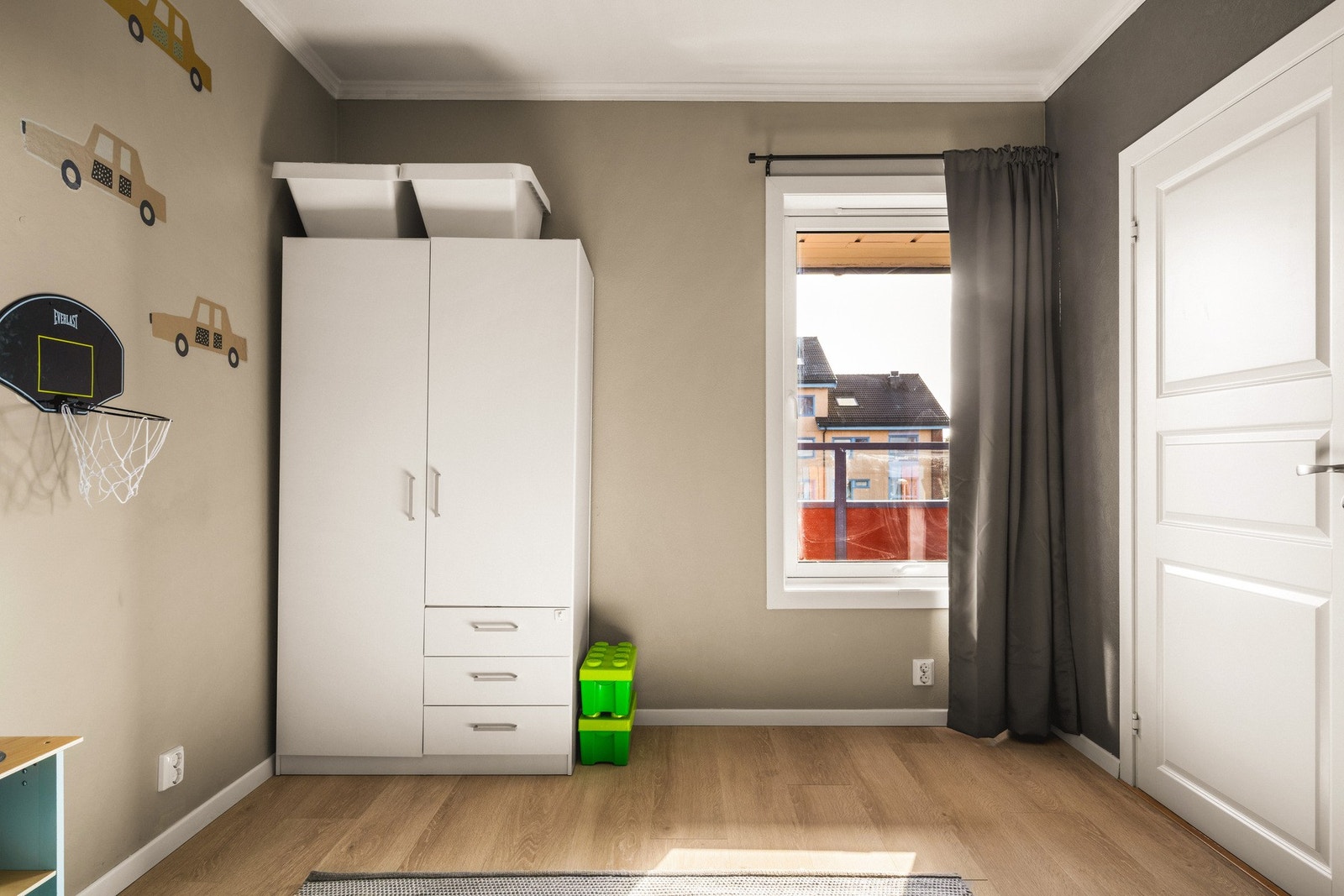 Rommene kan innredes med seng, nattbord og garderobe. Galleribilde