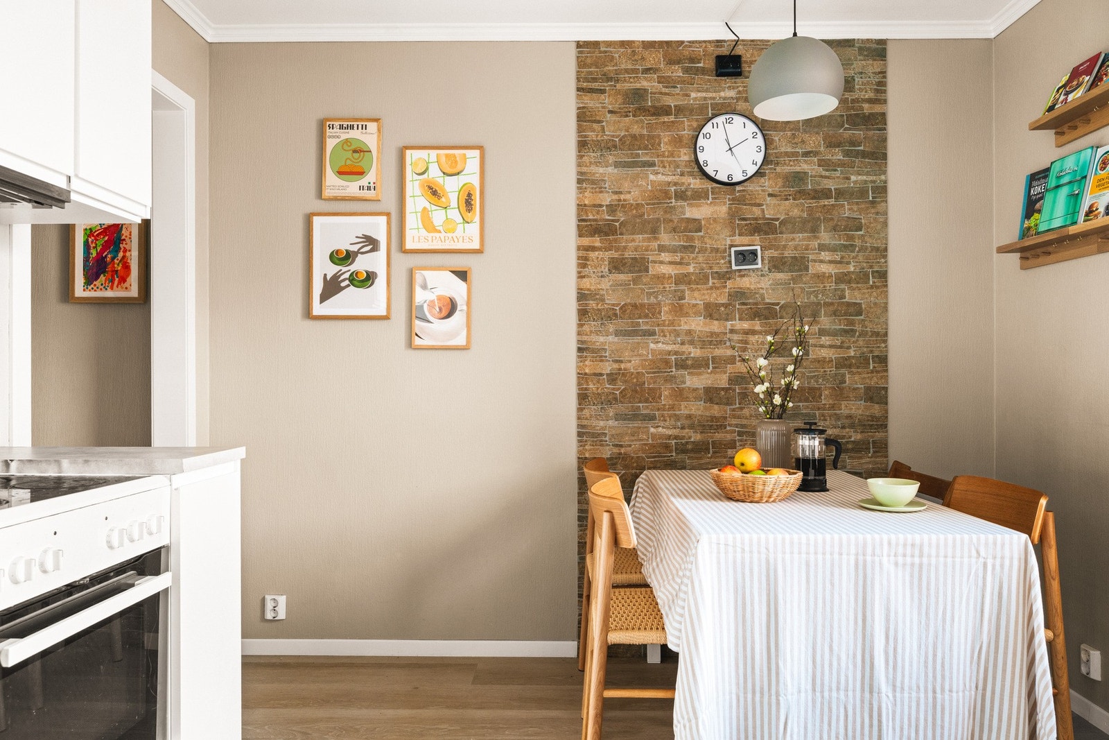 Av integrerte hvitevarer følger oppvaskmaskin. Kjøkkenet har godt med arbeids- og oppbevaringsplass. Galleribilde