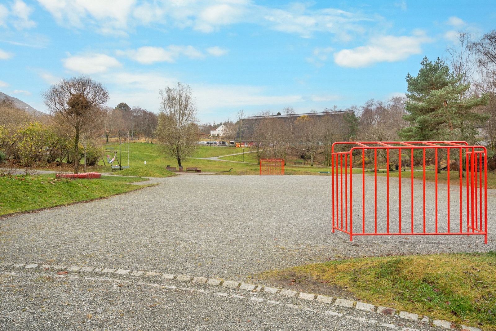 Innenfor få minutters gange finner en blant annet Olsvikparken barnehage, Olsvikåsen Kanvas-barnehage, Grøntulien barnehage, og Olsvik skole. Galleribilde