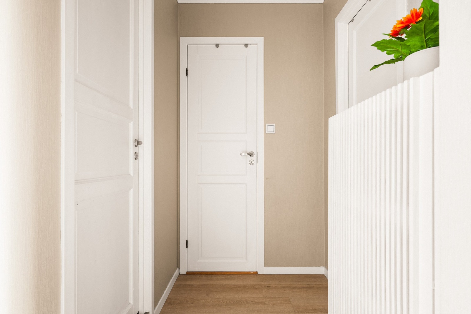 En praktiskmellomgang på 2,5 m² separerer de ulike sonene i boligen. Galleribilde