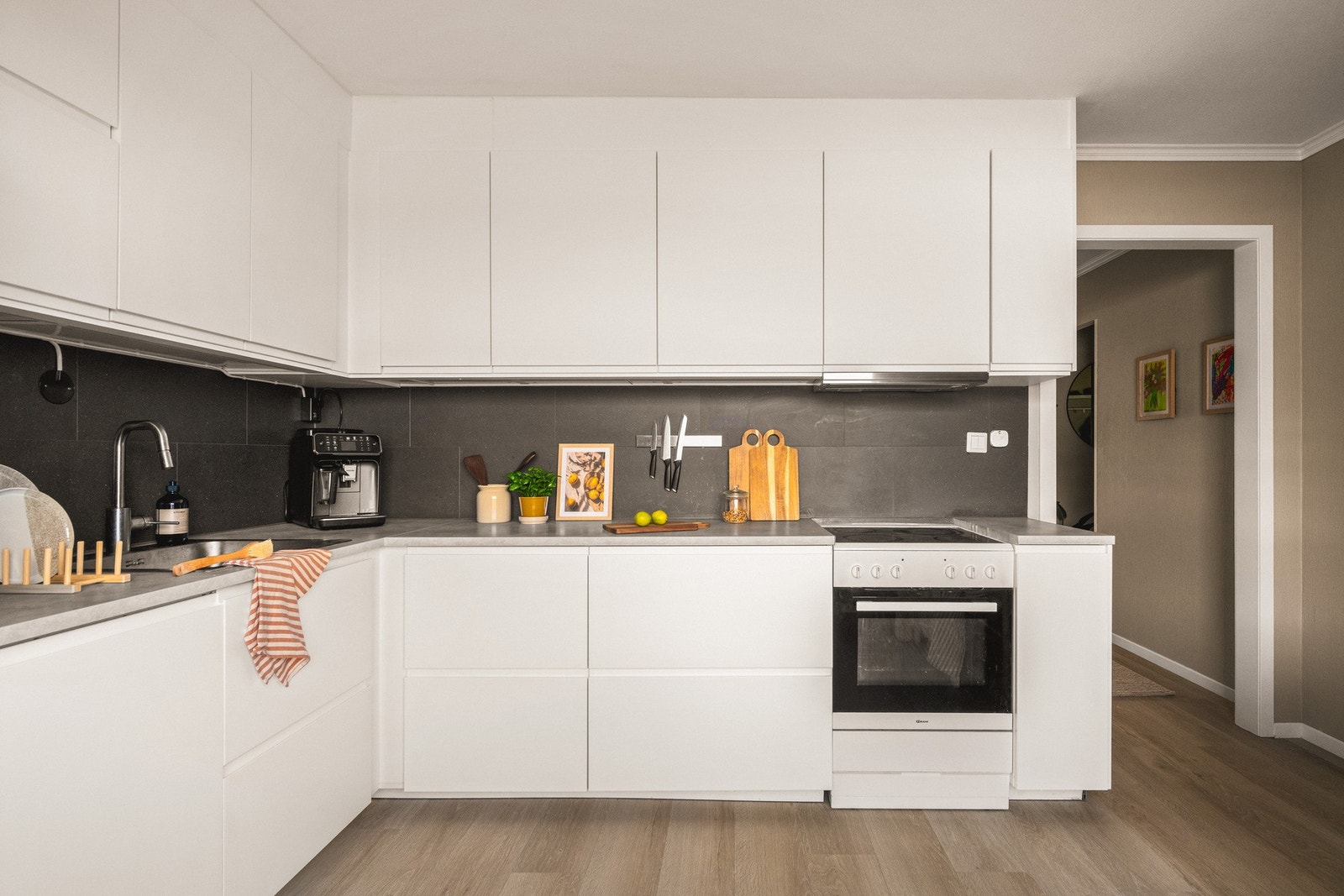 Kjøkkenet måler 13 m² og har stilren kjøkkeninnredning fra 2021. Galleribilde