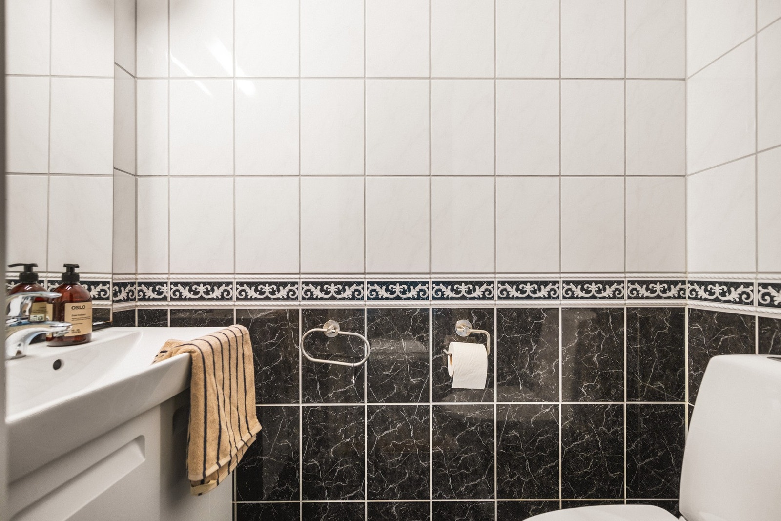 Rommet er helfliset og inneholder toalett og servant. Galleribilde