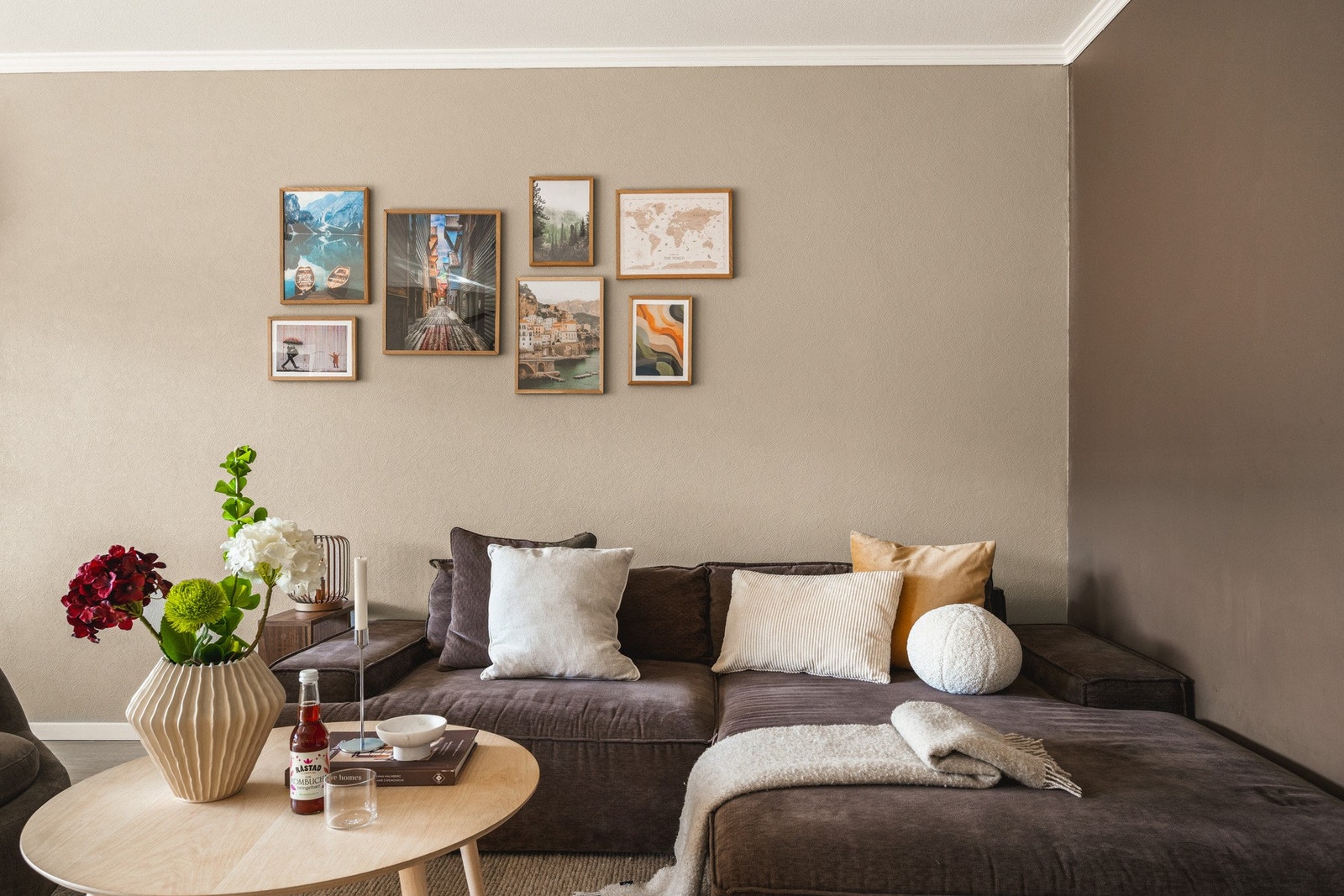 Videre inn i leiligheten møter du hjerterommet - stuen. Galleribilde