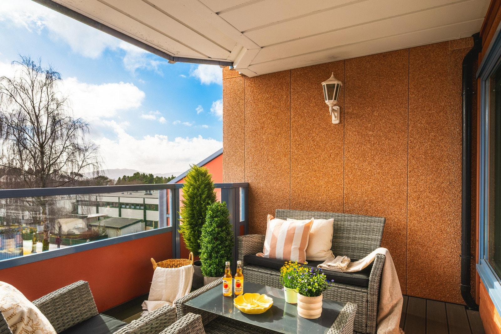 Terrassen kan innredes med sittegruppe og beplantning. Galleribilde