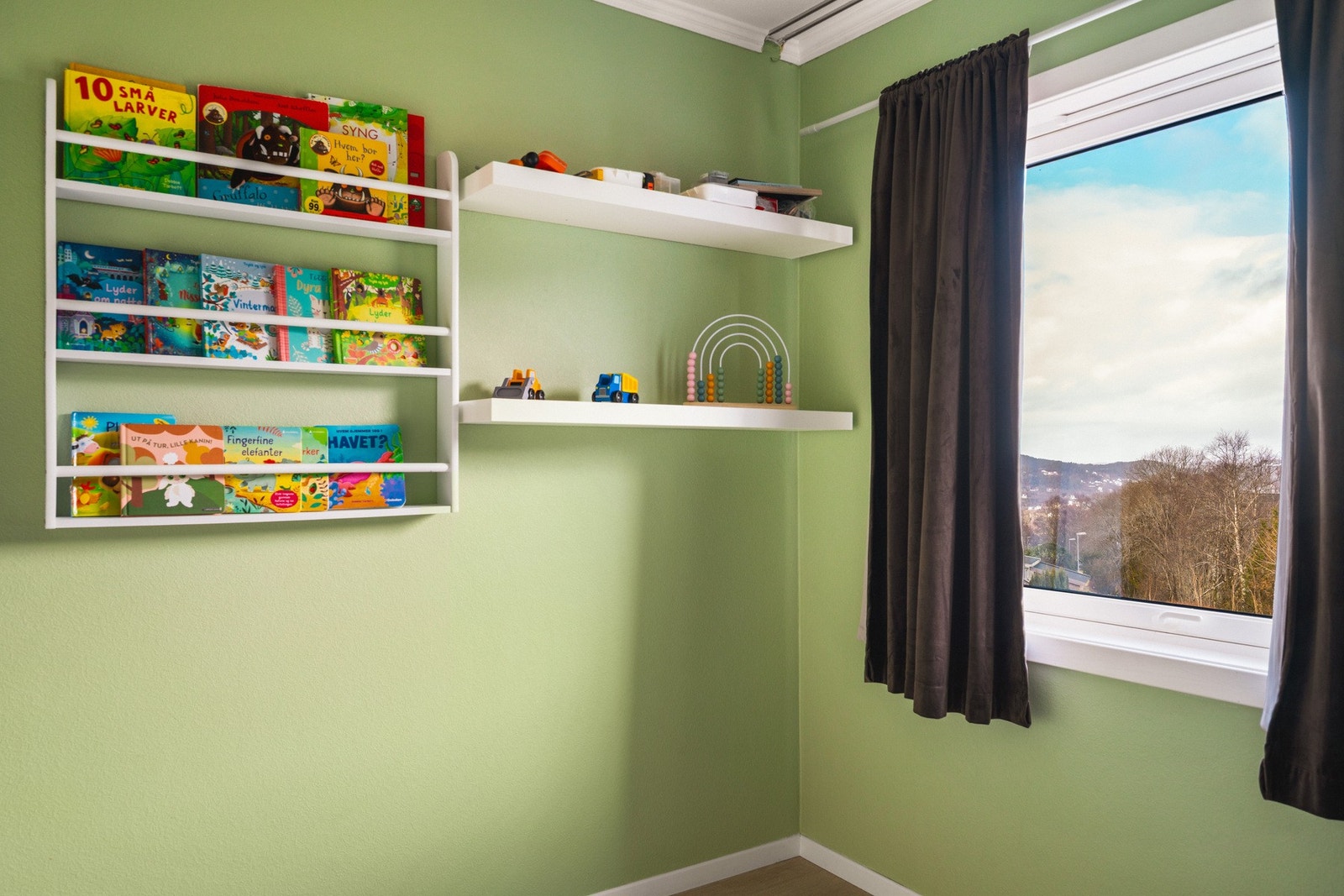 Hovedsoverommet kan innredes med dobbeltseng, garderobe og nattbord. Galleribilde