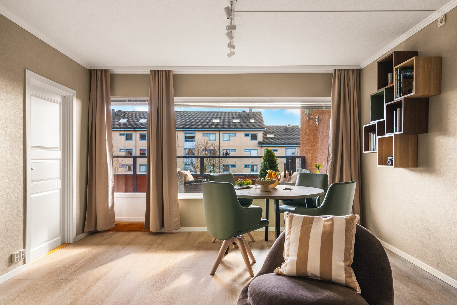 Her har du god plass til en koselig sofagruppe, mediemøblement og en spisegruppe. Galleribilde