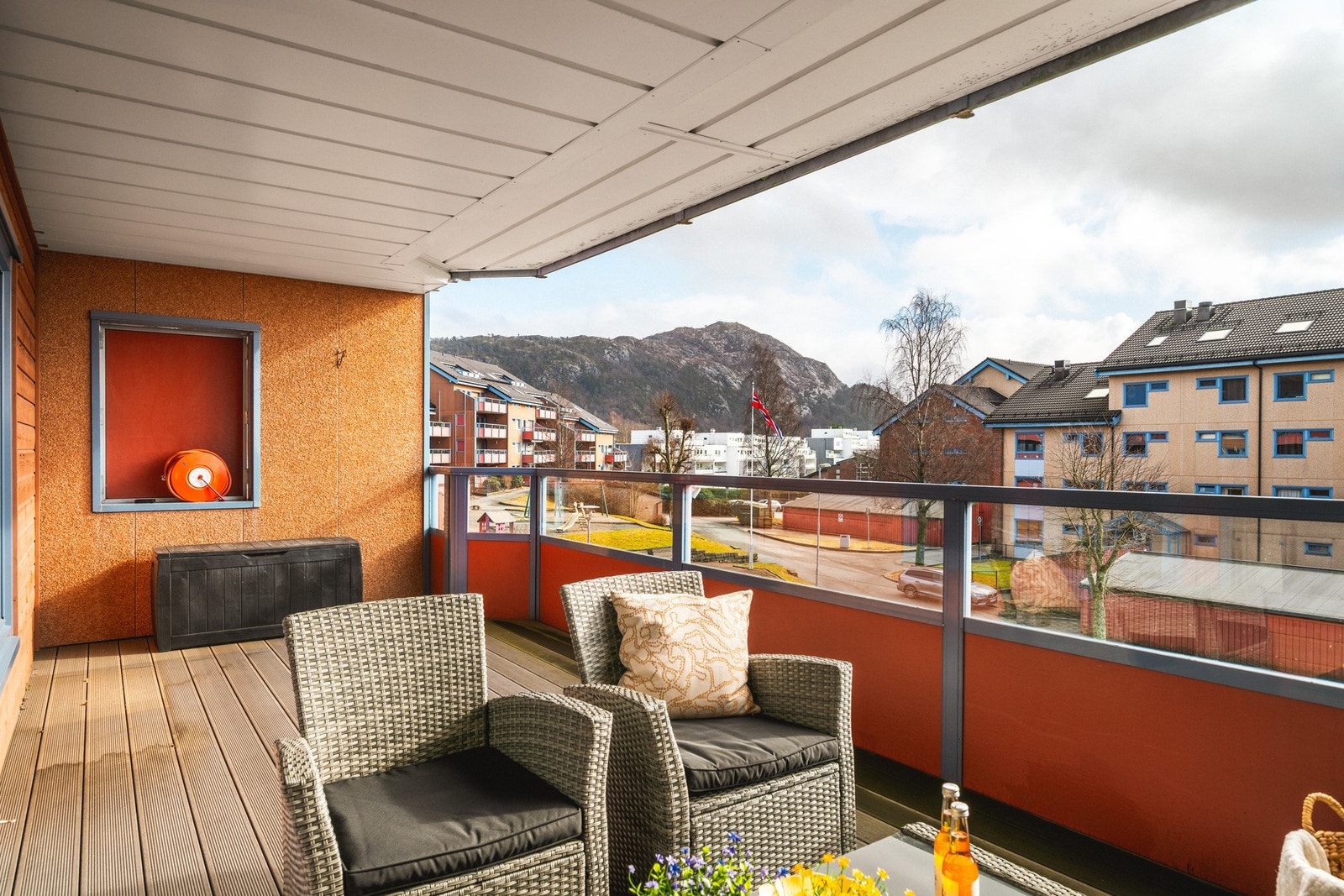 Velkommen til denne moderne 4-roms leiligheten i hjertet av Olsvik. Galleribilde