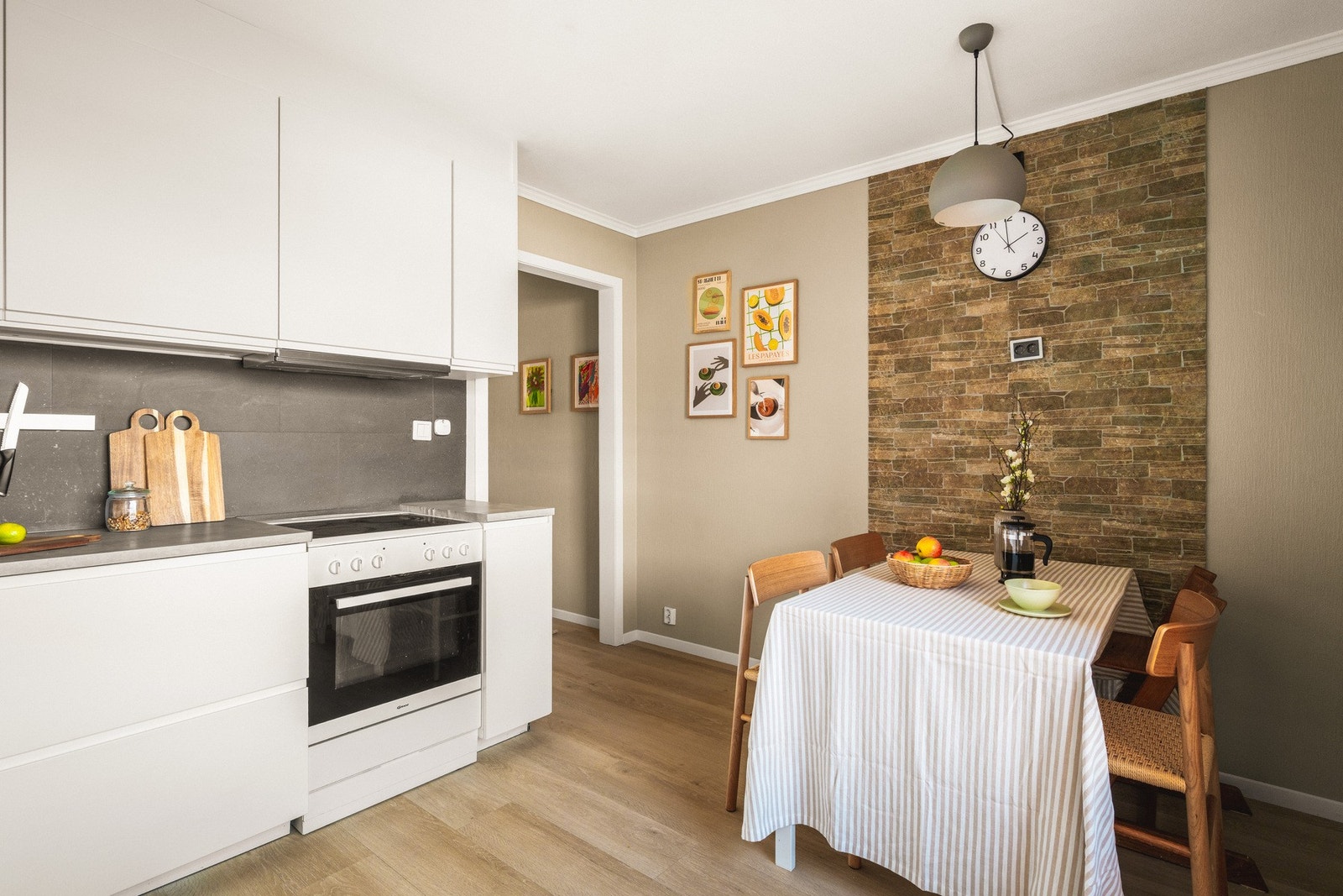 Innredningen består av slette fronter, laminat benkeplate, over benkeplaten er det benyttet laminatplate, stål oppvaskkum og ventilator. Galleribilde