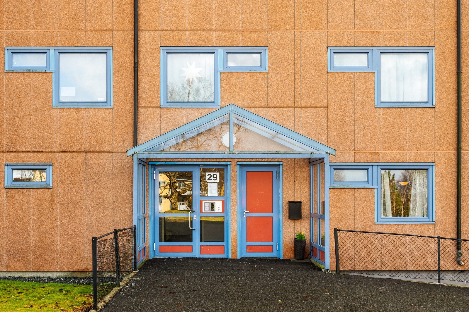 Leiligheten har en flott og tilbaketrukket beliggenhet i et etablert og barnevennlig område i Olsvik. Galleribilde