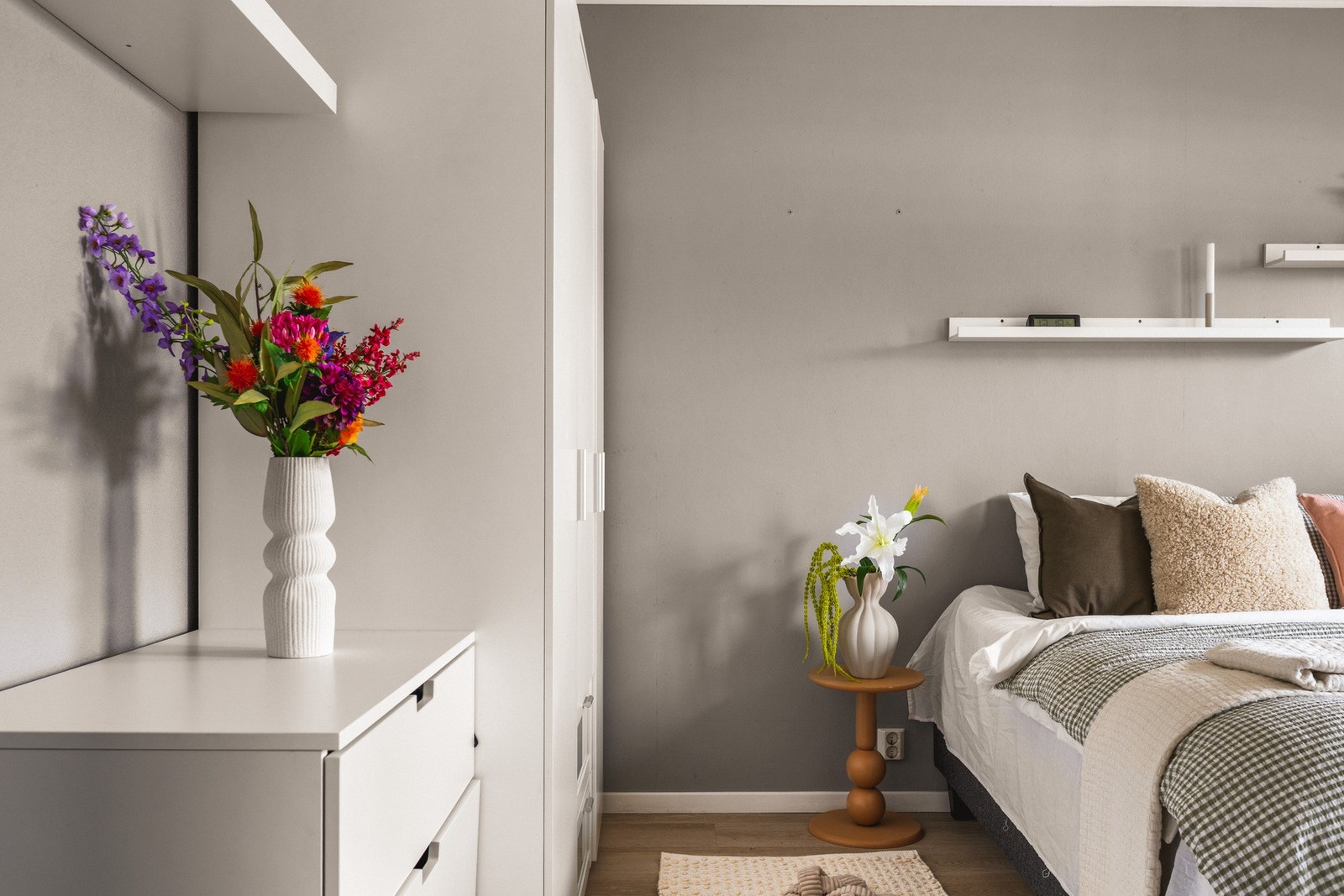 Hovedsoverommet kan innredes med dobbeltseng, garderobe og nattbord. Galleribilde