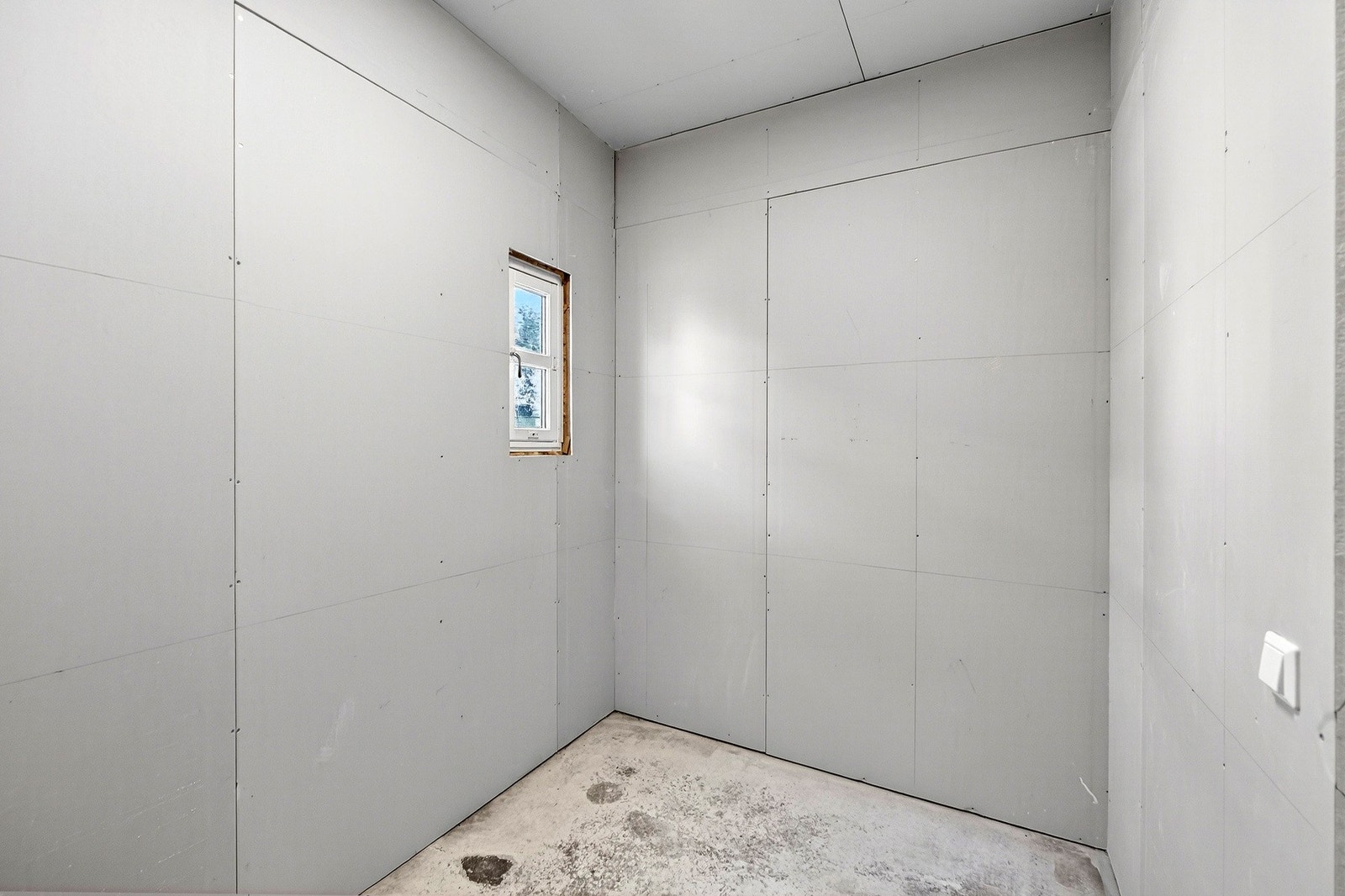 Praktisk utebod på ca 6 kvm beliggende rett på utsiden av leiligheten. Galleribilde