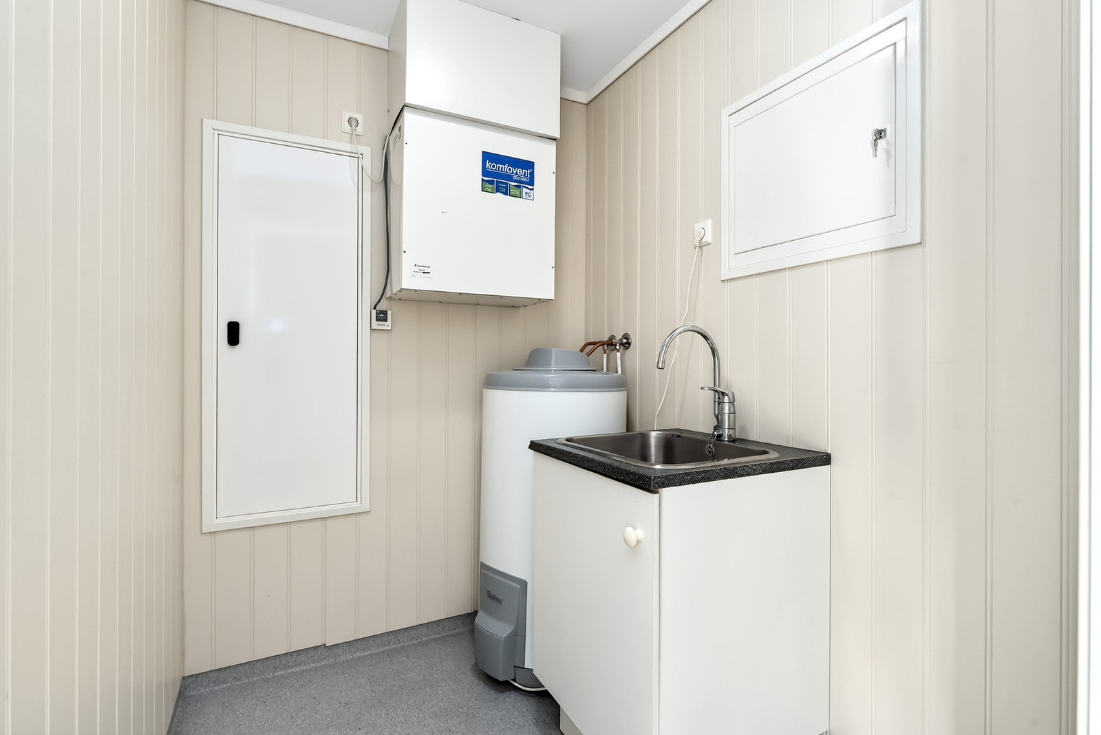 Bod/teknisk rom brukt som vaskerom med utslagsvask og opplegg for vaskemaskin og tørketrommel. Galleribilde